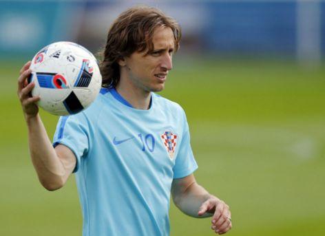 胖了？美媒晒浓眉训练图配文：浓眉的肚子从衣服里露出来了！