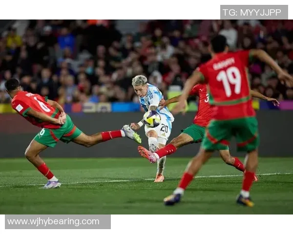 雷迪克：里夫斯在对热火首节伤到腹股沟，明天再次评估他伤情